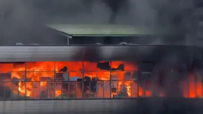 Pamje dramatike nga zjarri n&euml; nj&euml; fabrik&euml; n&euml; Kin&euml;,