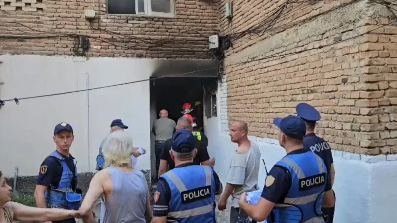 Detaje nga zjarri n&euml; Kor&ccedil;&euml;/ 72-vje&ccedil;ari jetonte me