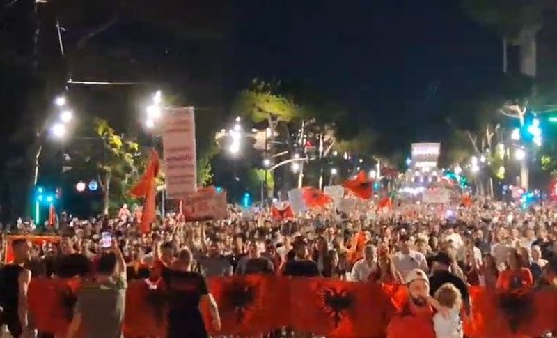 Mbyllet protesta e 42-t&euml;/ Aktivist&euml;t: Revolt&euml; s&euml;rish para