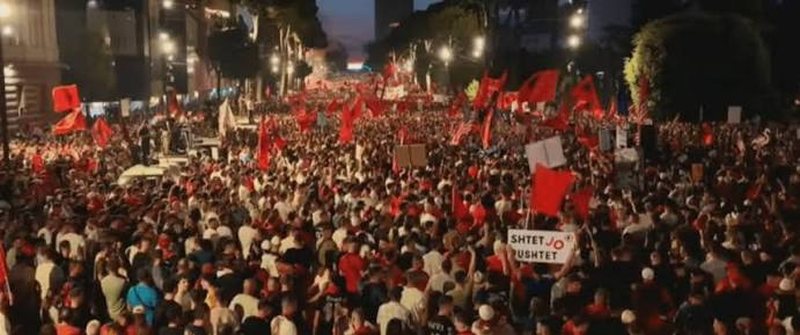 Revolta nuk ndalet, 42 dit&euml; protest&euml; kund&euml;r Ram&euml;s!