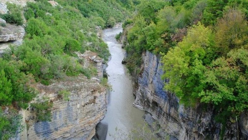 15-vje&ccedil;ari humbi jet&euml;n n&euml; lumin Osum, banor&euml;t akuza