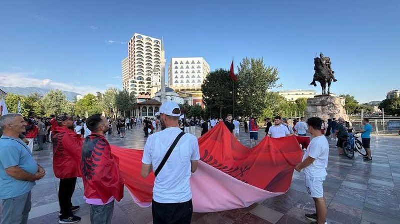 44 dit&euml; revolt&euml; qytetare/ Nis grumbullimi i protestuesve n&euml;