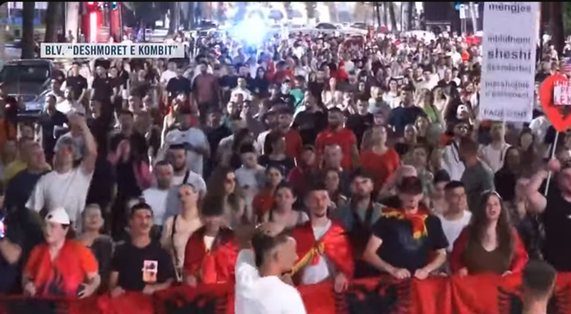 "Arrestoni Ram&euml;n"/ Qytetar&euml;t vijojn&euml; marshimin