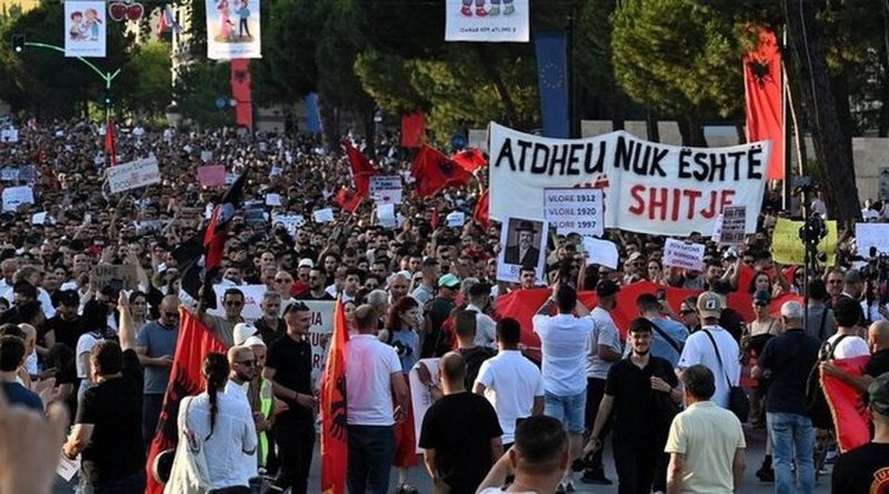 Dita e 45-t&euml; e protest&euml;s/ Qytetar&euml;t zbresin s&euml;rish n&euml;