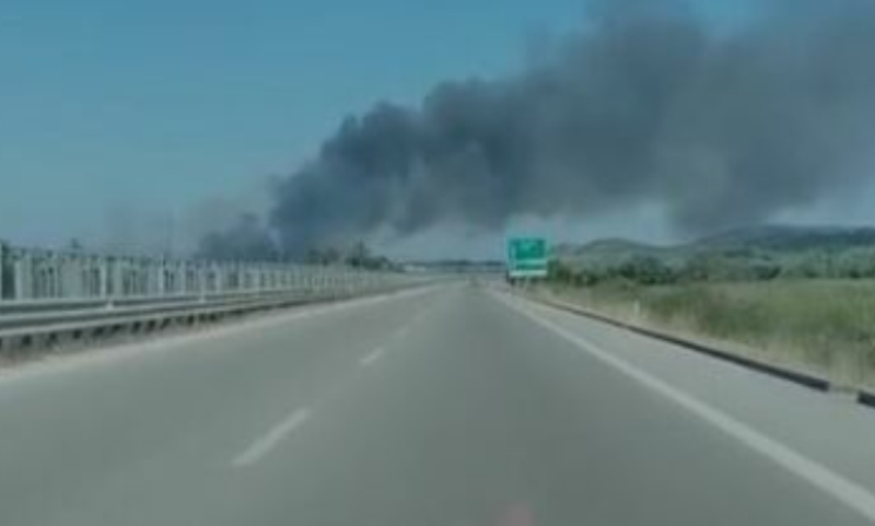 Zjarr masiv n&euml; Novosel&euml;/ Flak&euml;t rrezikuan zonat e banuara,