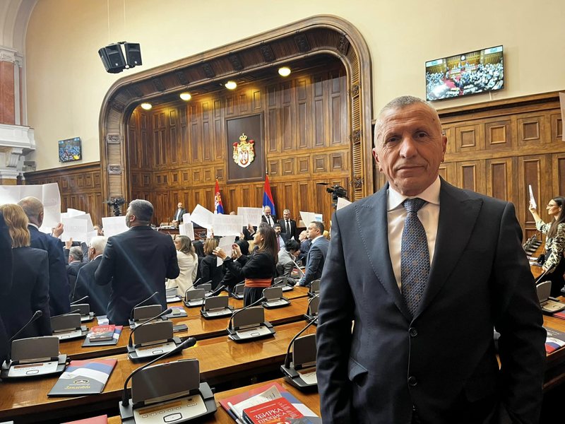 Deputeti shqiptar n&euml; Parlamentin e Serbis&euml; k&euml;rkon shkarkimin e