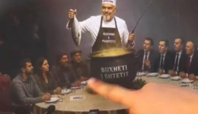 Rama shfaqet si kuzhinier, qytetarja me pankart&euml; pikante: Gatuan plane