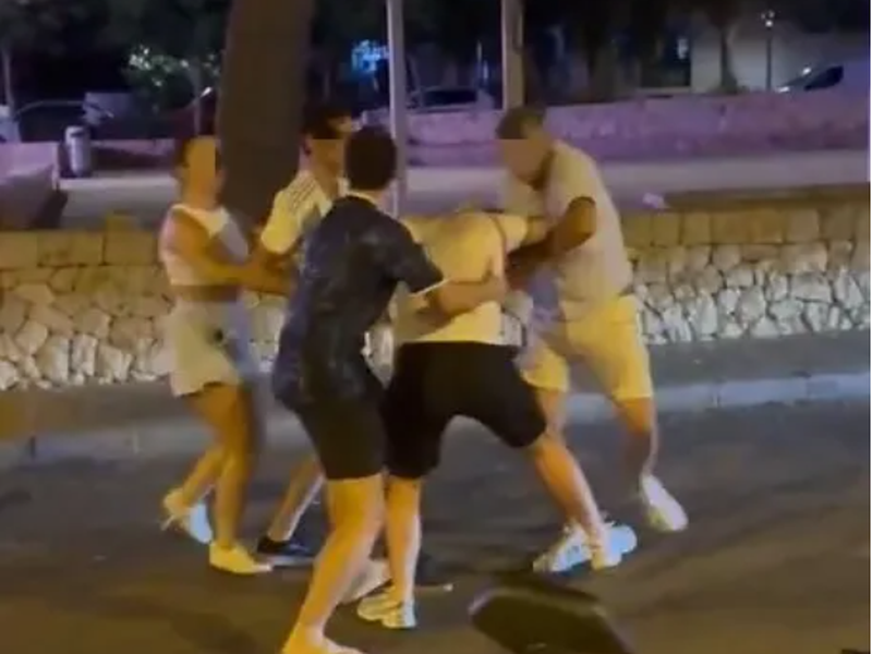 VIDEO/ Momenti kur tifozi i vet&euml;m i Anglis&euml; sulmohet nga grupi i