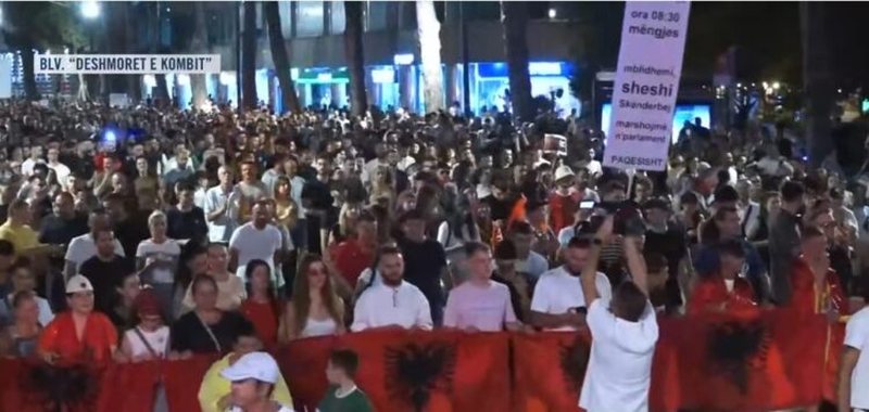 Marshimi n&euml; Tiran&euml;, protestuesit k&euml;rkojn&euml; dor&euml;heqjen e