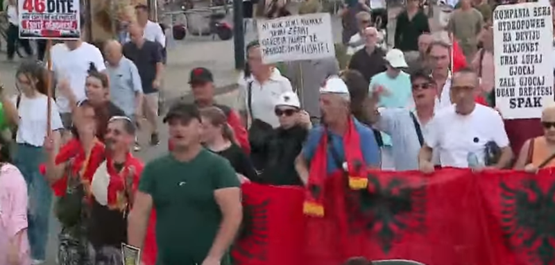 Protesta e 46-t&euml; kund&euml;r qeveris&euml;, qytetar&euml;t marshojn&euml;