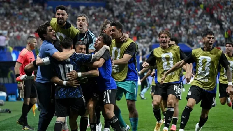 Messi magjik, Anglia n&euml; gjunj&euml;! Argjentina siguron finalen e