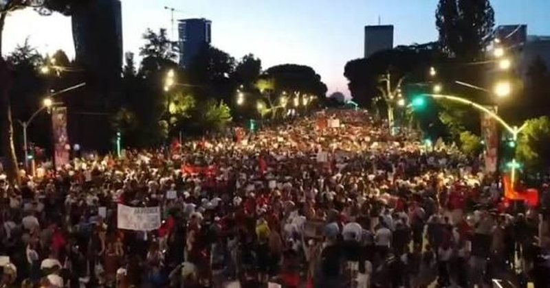 47 dit&euml; revolt&euml; kund&euml;r Ram&euml;s/ Protestuesit mblidhen n&euml;