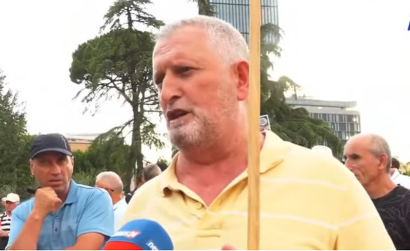 &ldquo;Belinda m&euml; shembi sht&euml;pin&euml;&rdquo;/ Protestuesi