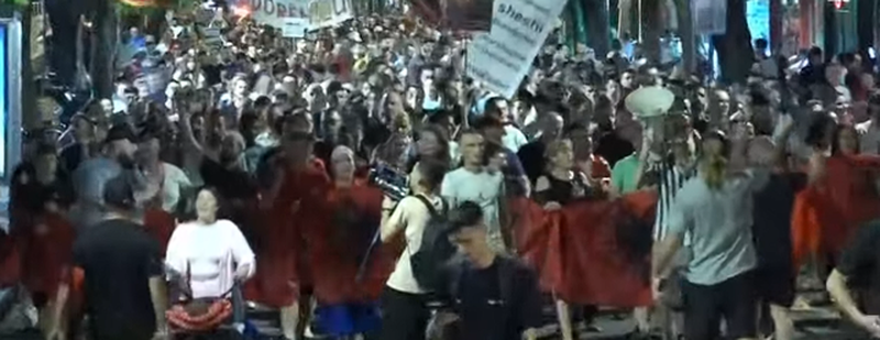 &ldquo;Ju erdhi fundi&rdquo;/ Vijon marshimi, protestuesit mbushin rrug&euml;t e