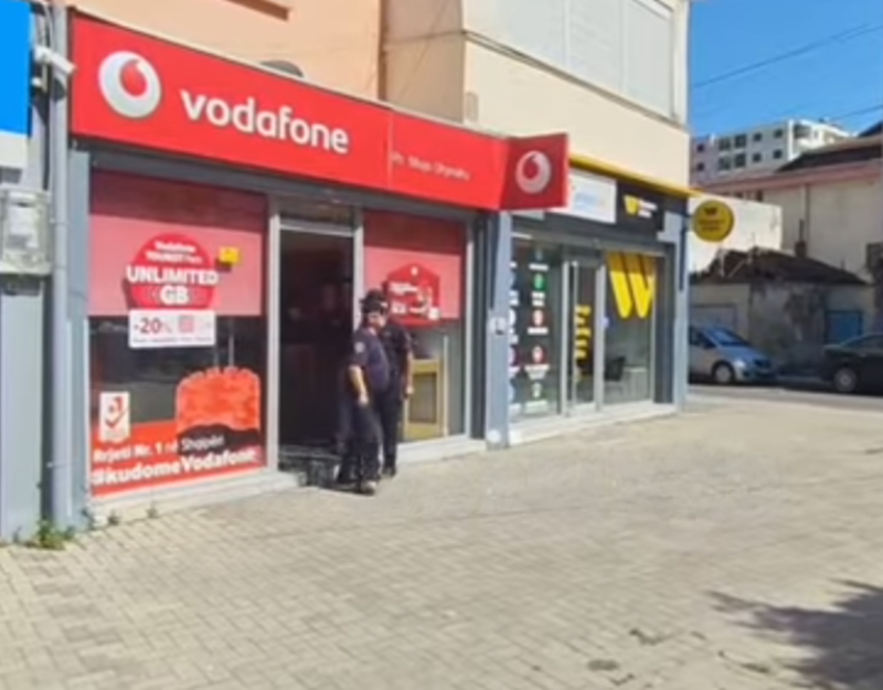 Grabitet dyqani i &ldquo;Vodafone&rdquo; n&euml; Durr&euml;s, autori merr