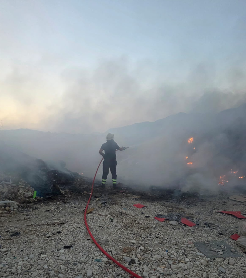 Zjarr n&euml; Gjirokast&euml;r, flak&euml;t shkrumbojn&euml; sip&euml;rfaqe toke