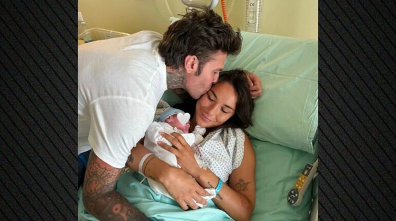 Fedez b&euml;het baba p&euml;r her&euml; t&euml; tret&euml;, partnerja e tij