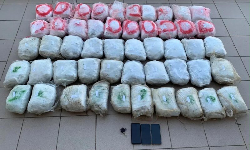 Kapen mbi 55 kg marijuan&euml; n&euml; kufirin greko-shqiptar, arrestohet