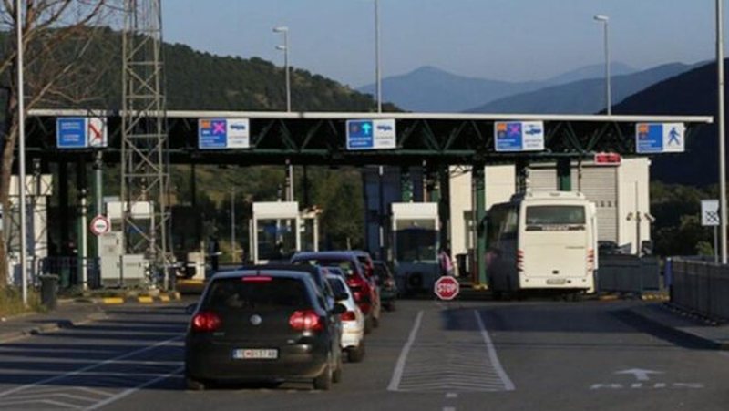 Kaos dhe rradh&euml; kilometrike/ Emigrant&euml;t bllokohen n&euml; pik&euml;n
