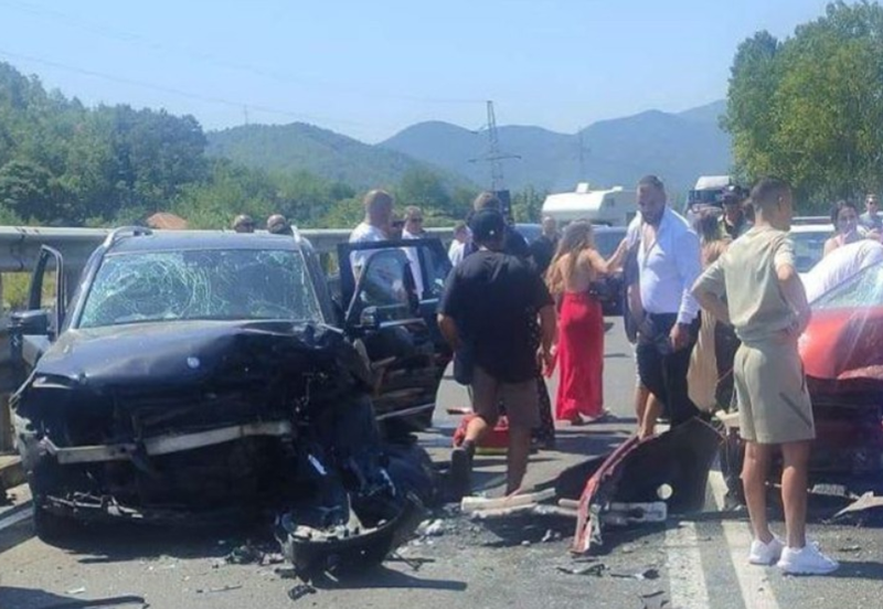 Aksident n&euml; aksin Rr&euml;shen-Skuraj, 7 persona t&euml; plagosur, mes tyre