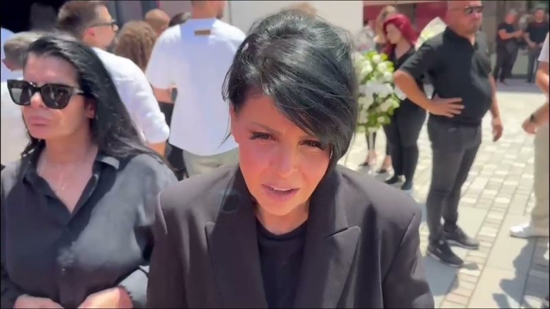 Aurela Ga&ccedil;e flet e p&euml;rlotur n&euml; homazhet p&euml;r gazetarin e