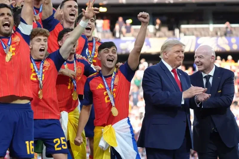 Donald Trump &ldquo;rr&euml;mben&rdquo; v&euml;mendjen n&euml; ceremonin&euml; e