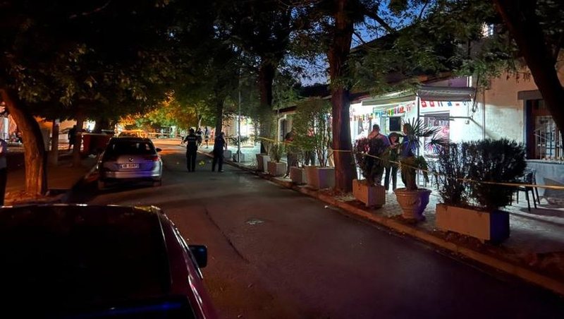 T&euml; sht&euml;na me arm&euml; zjarri n&euml; Elbasan, plagoset kamarieri i