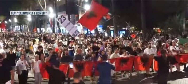 Mbyllen fjalimet para Kryeministris&euml;, protestuesit nisin marshimin n&euml;