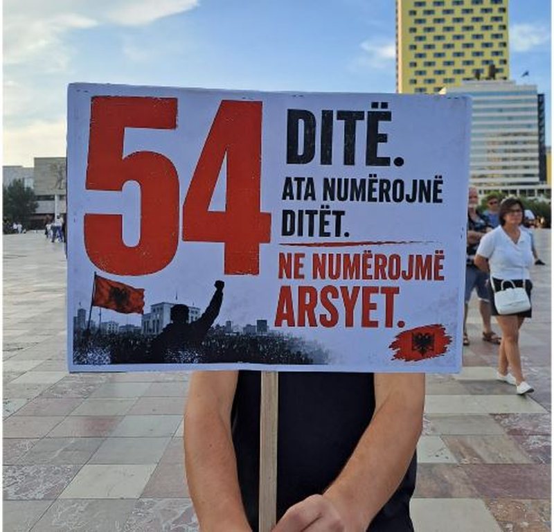 Dita e 54-t e protest&euml;s kund&euml;r Ram&euml;s! Pankarta me ironi dhe