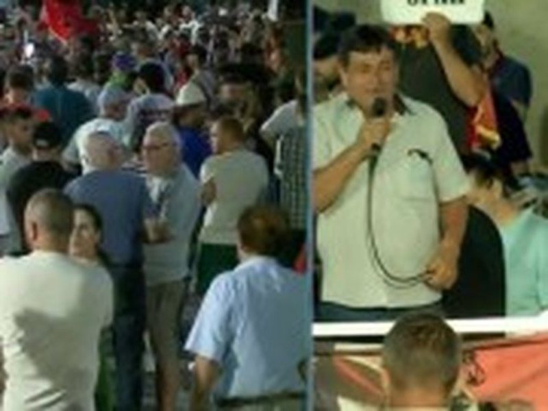 &ldquo;Dilni n&euml; protest&euml; dhe largoni frik&euml;n&rdquo;/ Pedagogu Lush
