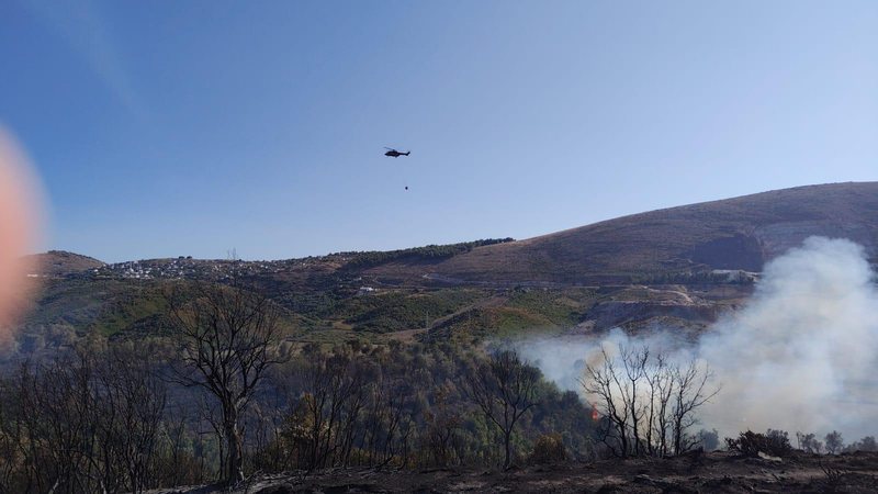 Zjarri ende aktiv n&euml; Bregas e Shelegar, banor&euml;t dhe forcat e