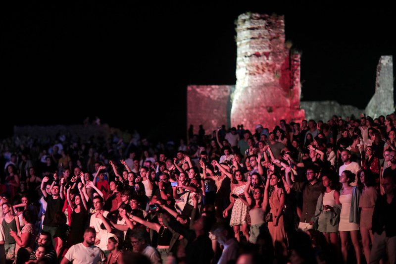 Za Fest ka ngritur siparin! Tre dit&euml; muzik&euml;, poezi dhe art n&euml;