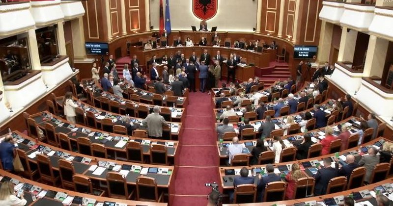 Nuk nisin ende pushimet p&euml;r deputet&euml;t, Peleshi cakton seanc&euml;n e