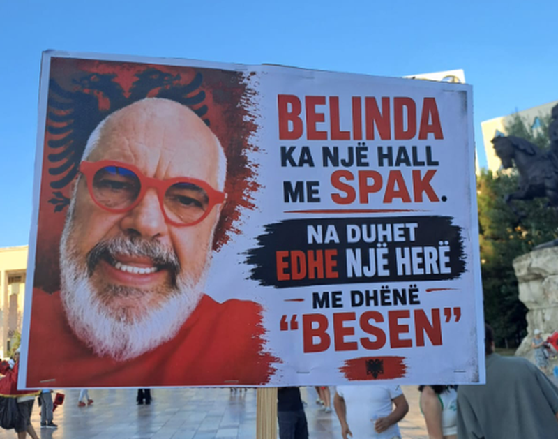 "Edhe sa her&euml; do na pres&euml;sh n&euml; bes&euml;"/ Pankartat