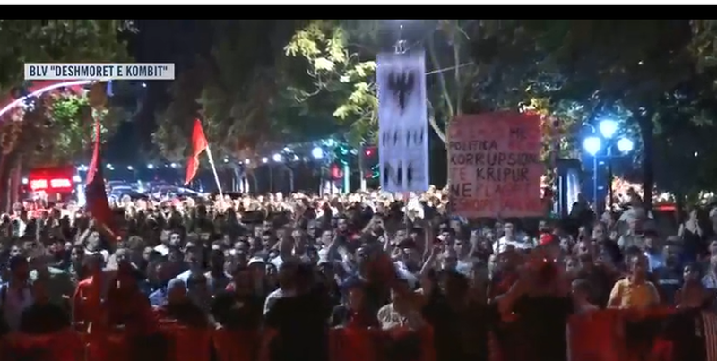 Mbyllen fjalimet p&euml;rpara Kryeministris&euml;, protestuesit nisin marshimin