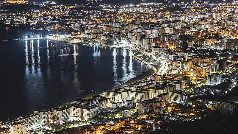 Zhurma &ldquo;mbyt&rdquo; qytetet, udh&euml;heq Vlora nat&euml;n, ndjekin Tirana