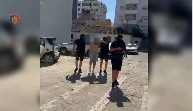 N&euml; k&euml;rkim nd&euml;rkomb&euml;tar p&euml;r trafik droge/ Vihet n&euml;