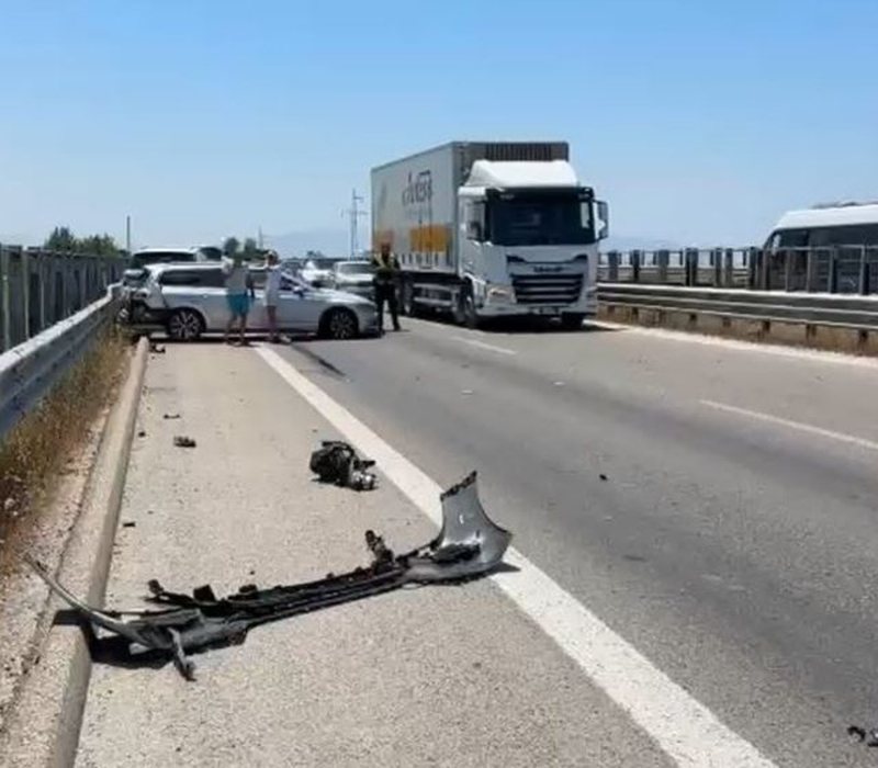 Aksident n&euml; autostrad&euml;n Tiran&euml;-Durr&euml;s, p&euml;rplasen dy