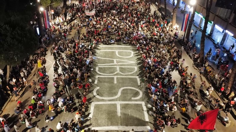 Dita e 56 revolt&euml;s kund&euml;r qeveris&euml;, qytetar&euml;t mesazh