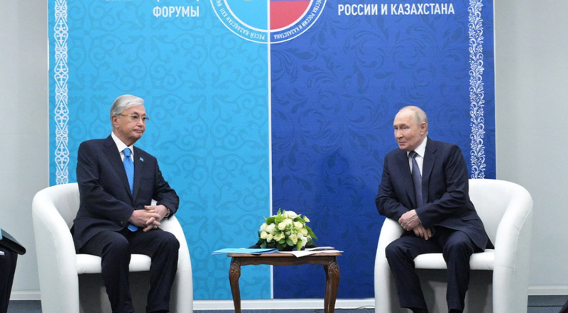 VIDEO/Presidenti i Kazakistanit ia thot&euml; n&euml; sy Putinit: Ndalini