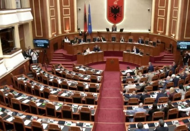 Kuvendi mbyll dyert p&euml;r mediat/ Mazhoranca voton marr&euml;veshjen me