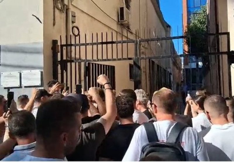 Protesta te Parlamenti/ Lirohen 5 t&euml; shoq&euml;ruarit e paradites,
