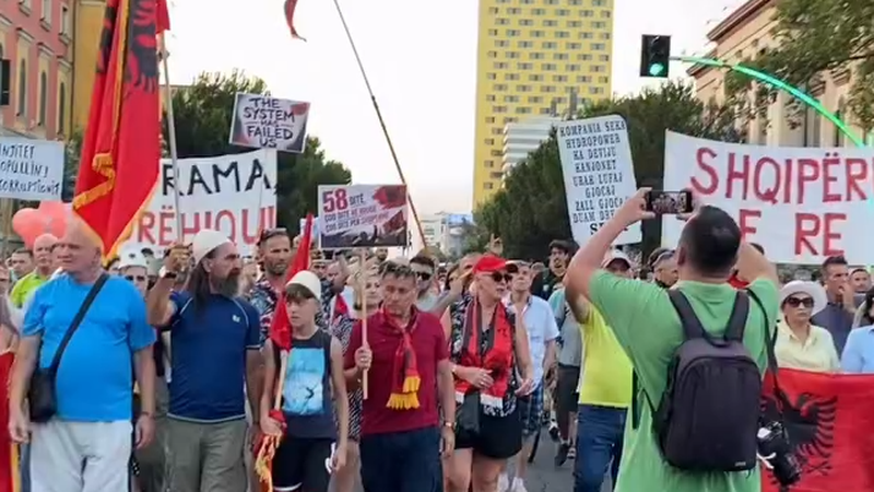 Protesta e 58-t&euml; n&euml; Tiran&euml;, qytetar&euml;t marshojn&euml; drejt