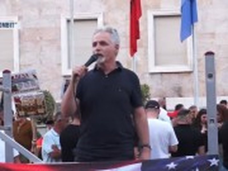 Protestuesi p&euml;r blindimin e Parlamentit: U tremb&euml;n nga vez&euml;t