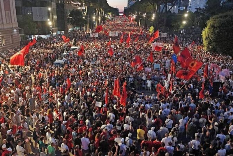 Revolta qytetare! Thirrja e fort&euml; e protestuesve nga Bulevardi: Arrestoni