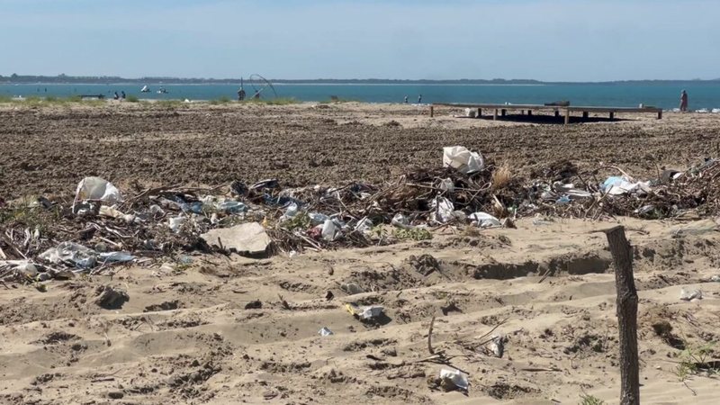 Bregdeti i Durr&euml;sit mbulohet nga plehrat