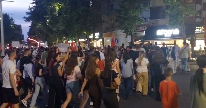 Marshimi kthehet n&euml; bllokad&euml;/ Protestuesit bllokojn&euml;