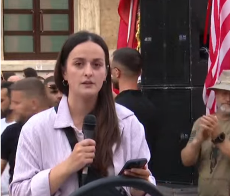 Protestuesit ritheksojn&euml; k&euml;rkesat: Dor&euml;heqja e Ram&euml;s, qeveri