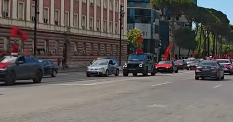 VIDEO/ Drejt Tiran&euml;s nga toka, ajri dhe deti p&euml;r protest&euml;n,