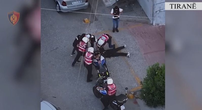 &ldquo;Ndal policia!&rdquo;/ Me tritol, granata dhe kapsolla detonatore me vete,